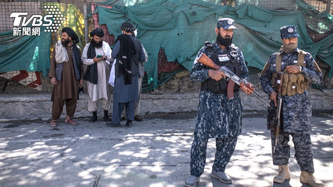 喀布爾上個月中才遭遇一起炸彈攻擊，塔利班武裝部隊駐守在現場。（圖／達志影像美聯社） 阿富汗又兩爆炸案！至少15死　傳IS槍手與塔利班交火