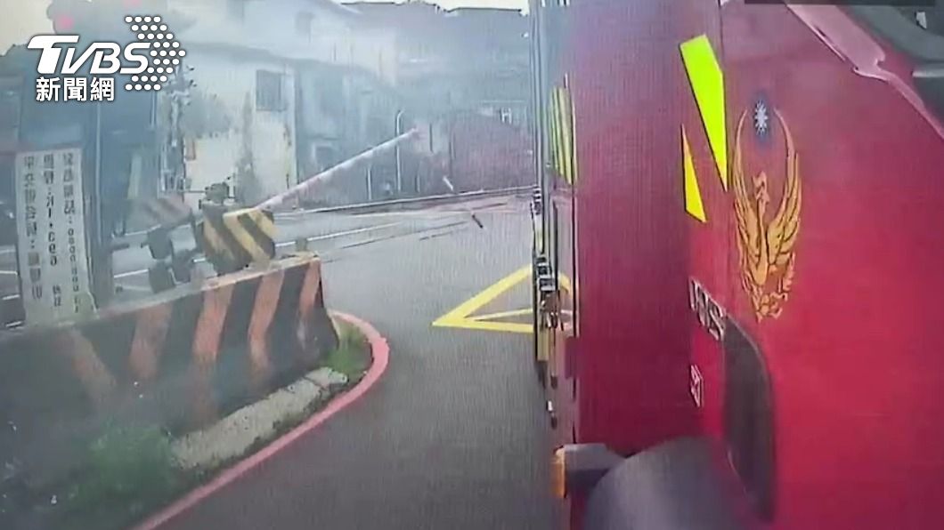 遮斷桿突然放下撞擊消防車車尾，造成遮斷桿斷裂。（圖／中央社）