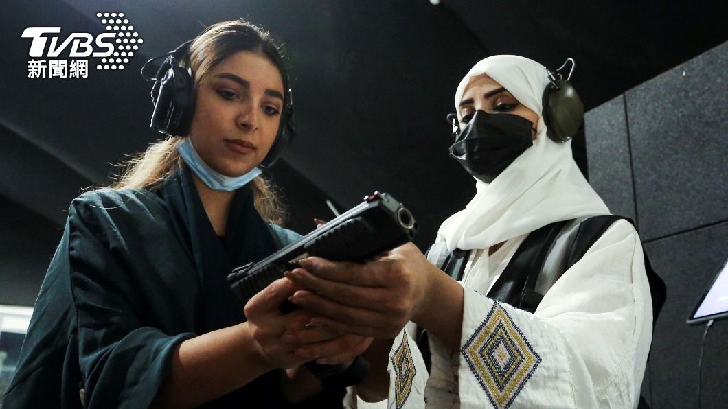 沙烏地阿拉伯女權進步，也可以參與槍枝訓練。（圖／達志影像路透社）