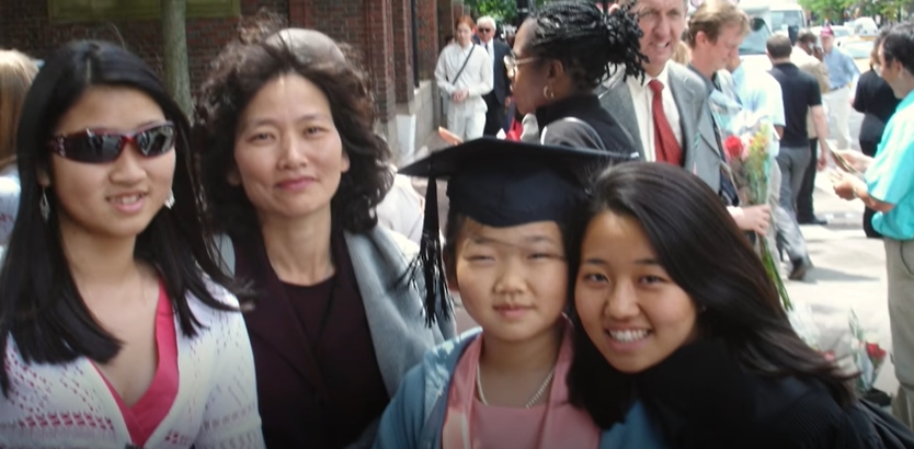 吳弭的母親與兩個妹妹，出席吳弭的哈佛畢業典禮。(圖／翻攝吳弭YouTube)