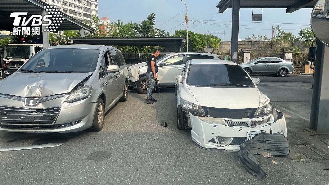 李男以自小客車（前右）衝撞警方偵防車（前左）企圖逃逸。（圖／TVBS）