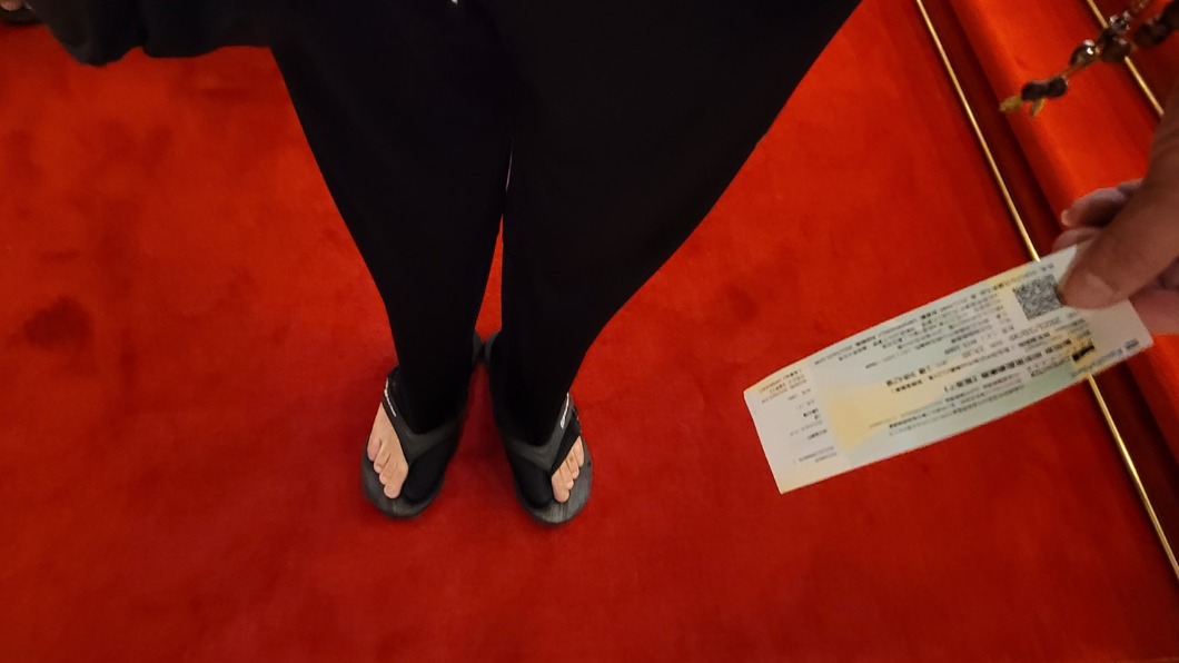 謝立聖穿拖鞋到國家戲劇院引發爭議。（圖／翻攝自謝立聖臉書）