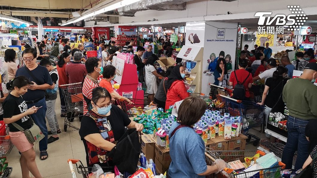 中國大陸多地爆發民生必需品搶購潮，許多超市貨架被搬空。（示意圖／shutterstock達志影像）