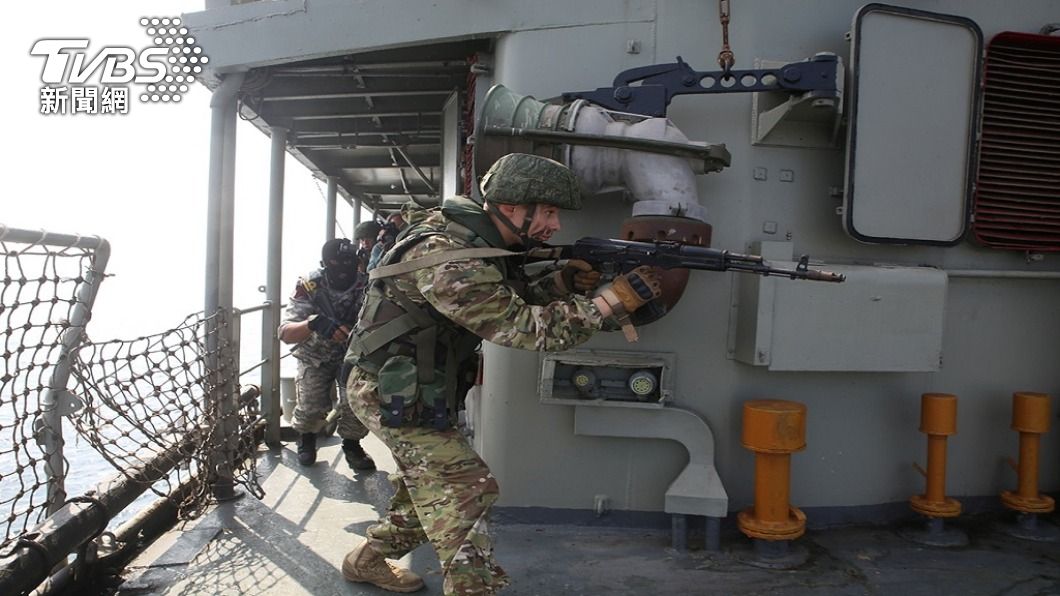 伊朗士兵槍指美軍艦艇，氣氛緊張。(圖/路透社)
