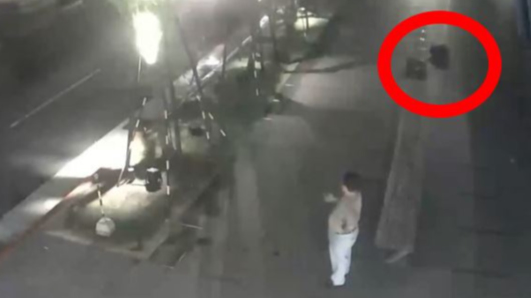 男子倒在百貨門口，嫌犯站在旁。（圖／翻攝自爆料公社 臉書）