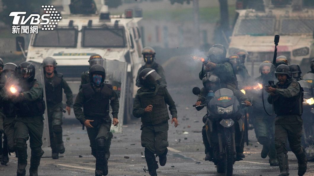 委內瑞拉出動部隊鎮壓反政府示威。（圖／達志影像美聯社）