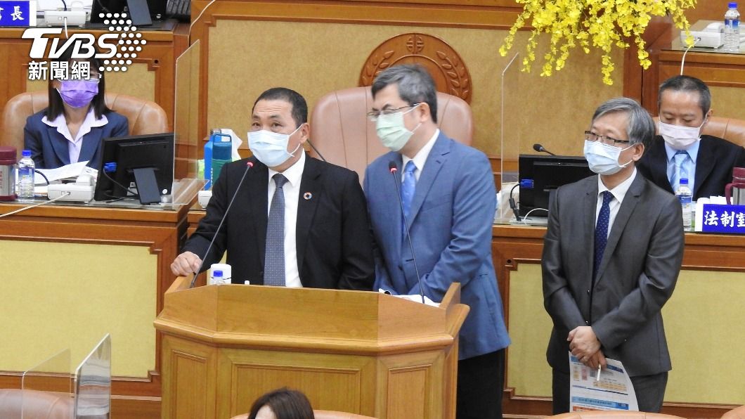 新北市長侯友宜（立者左）在議會答詢。（圖／中央社）