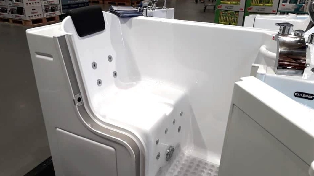 網友在好市多發現「開門式浴缸」。（圖／翻攝自臉書社團「Costco好市多 商品經驗老實說」）