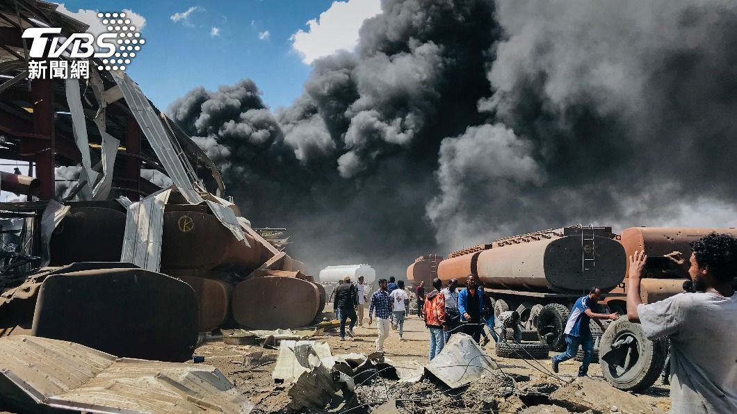 衣索比亞內戰加劇，政府軍空襲現場竄出濃煙。（圖／達志影像美聯社）