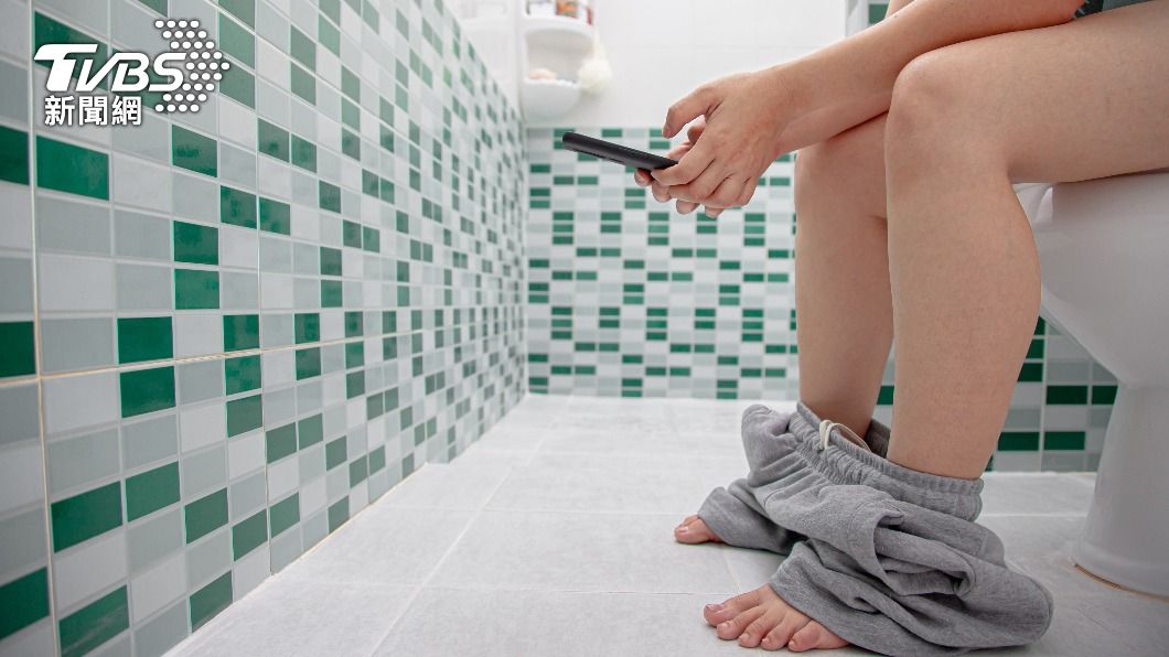 女性在上完廁所後，通常會用衛生紙擦乾淨，以避免細菌感染。（示意圖，非當事人／shutterstock達志影像）