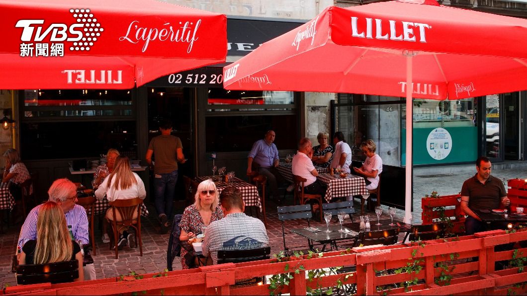 比利時口罩令鬆綁，圖為民眾在戶外用餐。（圖／達志影像美聯社）