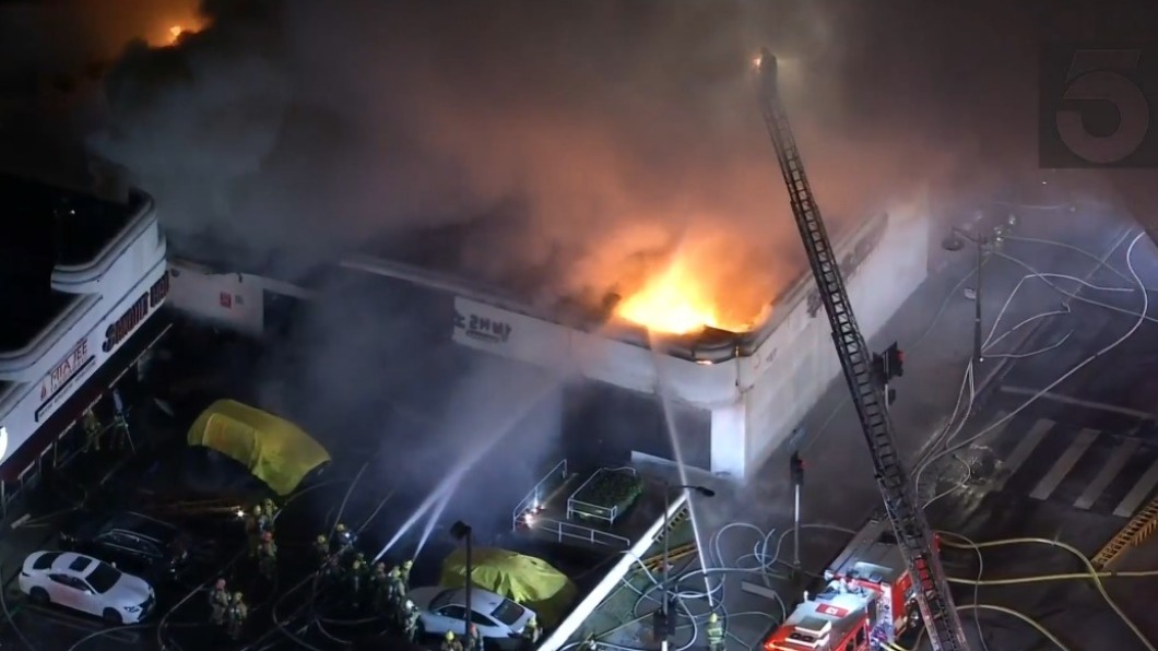 火災現場空拍畫面。（圖／翻攝自KTLA 推特 @KTLA） 洛杉磯購物中心大火燒垮屋頂　出動百名消防員場面超驚險
