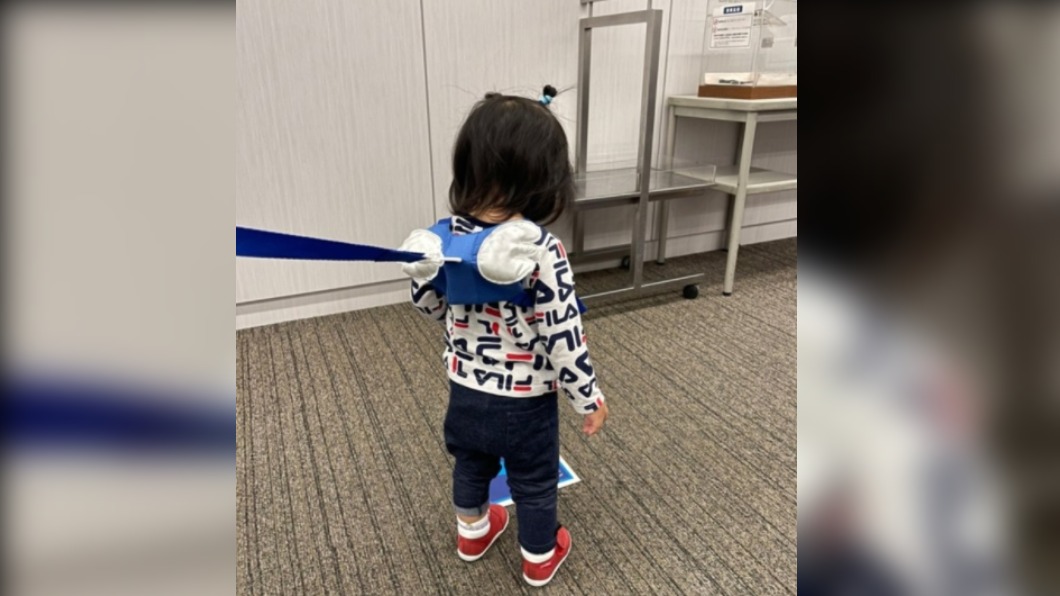 日本主播替女兒戴上「防走失牽繩」遭抨擊。（圖／翻攝自Twitter）