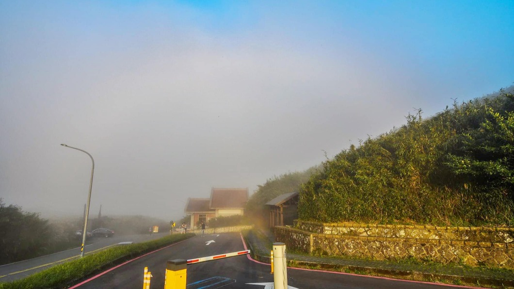 網友在陽明山小油坑附近拍到罕見的「觀音圈」及「霧虹」現象。（圖／翻攝自鄭明典臉書）