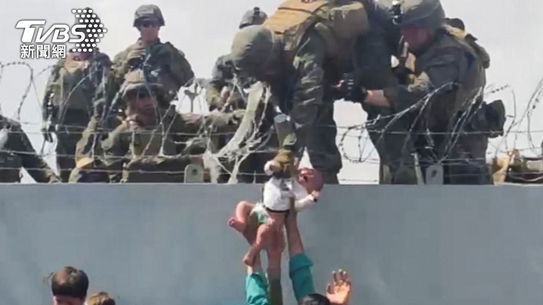 阿富汗撤離行動中，美軍隔鐵絲網接手嬰兒的畫面震撼全球。（示意圖，非當事嬰兒／圖／達志影像路透社）