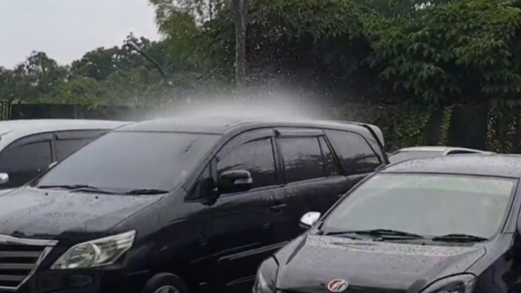 印尼一處停車場天降怪雨。（圖／翻攝自＠uryanriana IG）