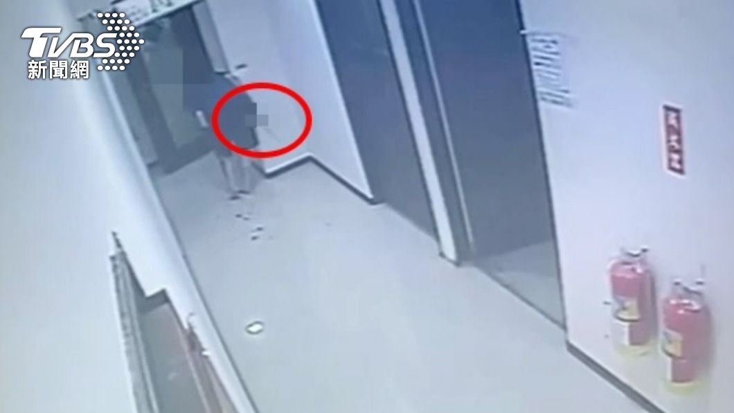 男友奪刀躲在走廊。（圖／TVBS）