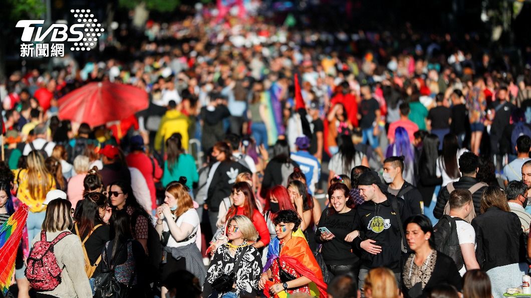 布宜諾斯艾利斯市中心慶祝阿根廷LGBTQ取得進展。（圖／達志影像路透社）