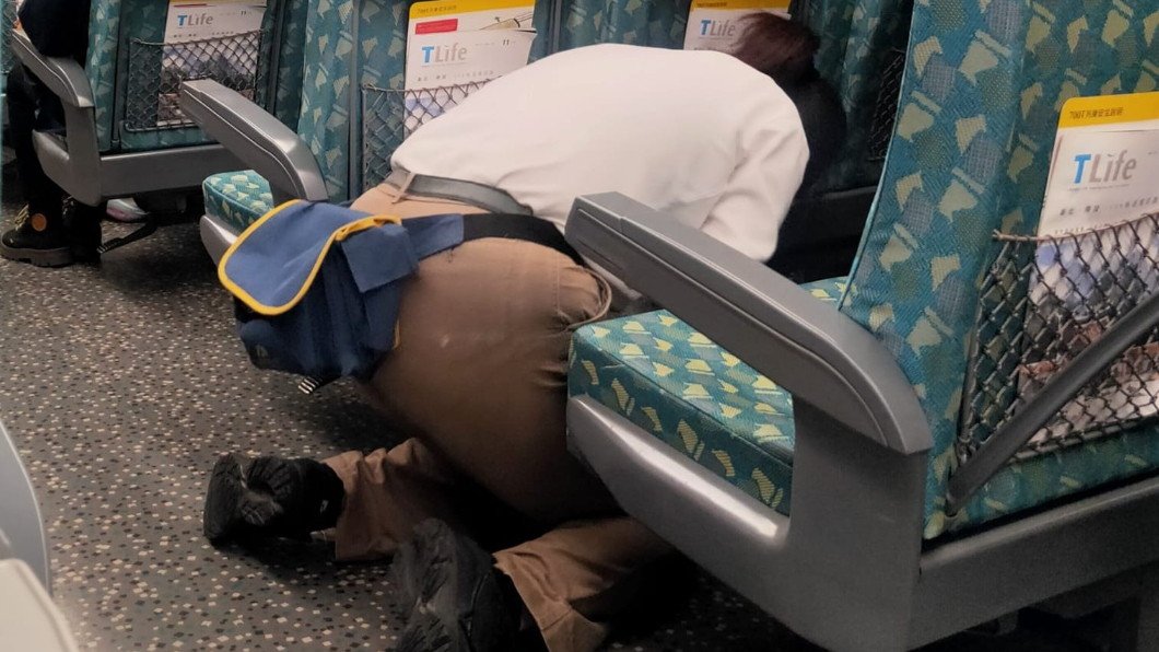 有民眾搭高鐵時發現有清潔人員正在「逐排道歉」並跪地擦拭。（圖／翻攝自爆廢公社）