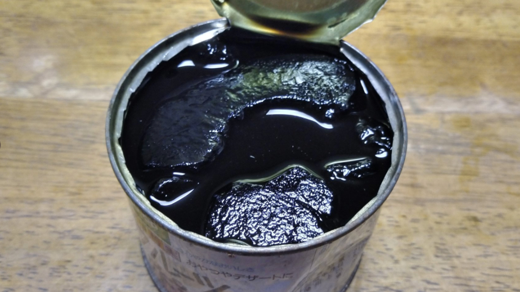 日本網友打開家中塵封30年的罐頭，發現果肉和湯汁全部黑掉。（圖／翻攝自推特）