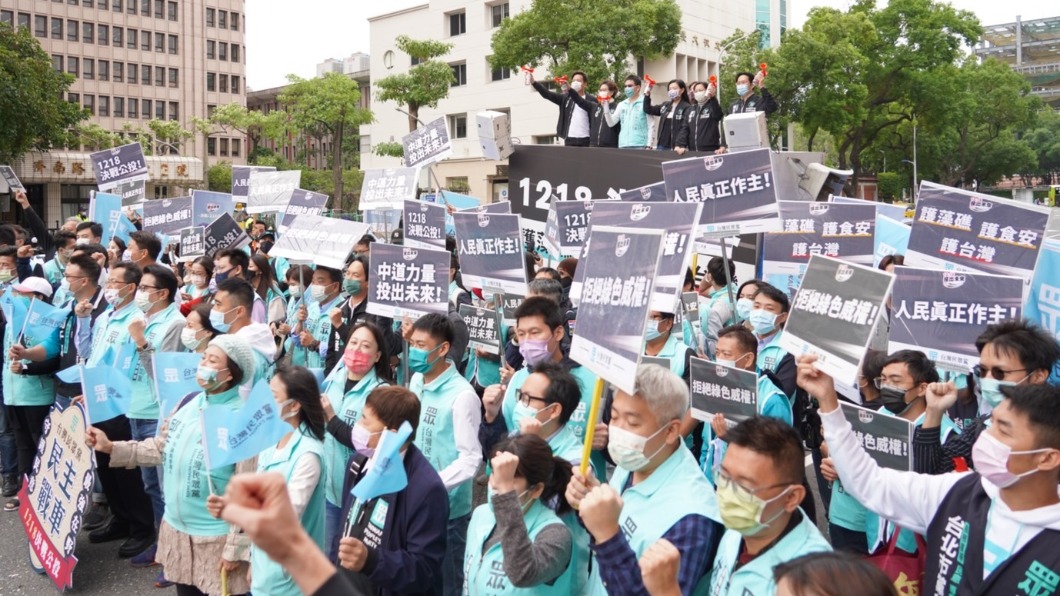 民眾黨舉辦「『護藻礁 護食安 護台灣』民主戰車公投全台宣講起跑」記者會。（圖／民眾黨提供）