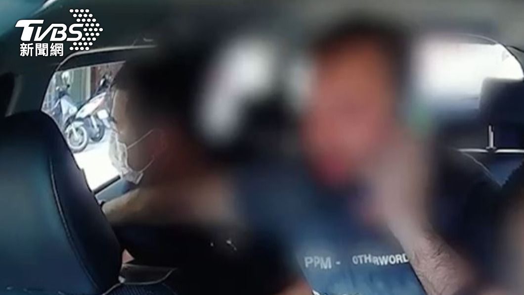 俄羅斯男子將車手帶往警察局。（圖／TVBS）