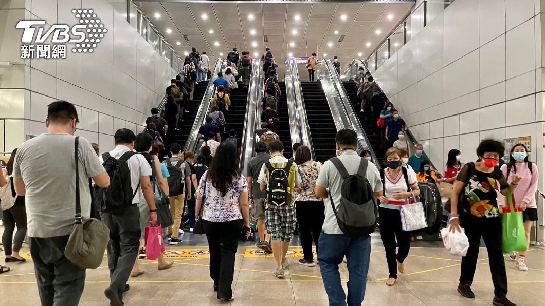 圖為新加坡地鐵站內的人群。（圖／中央社）