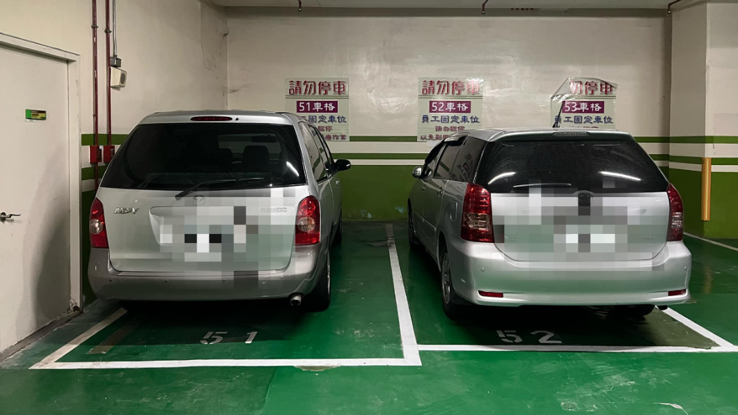 台大仁醫停車方式超緊貼牆角，網友狂讚「神佛級人物」。（圖／翻攝自施景中臉書）