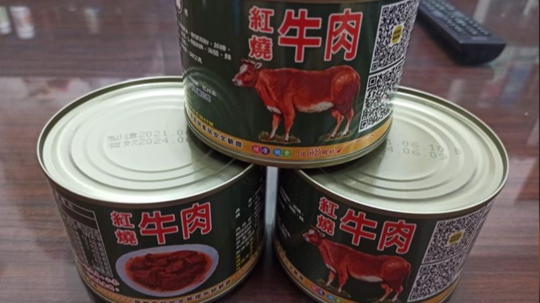 網友分享朋友給的紅燒牛肉罐頭。（圖／翻攝自爆廢公社）