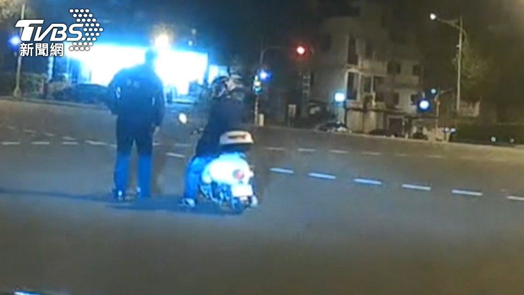 老翁酒後騎電動自行車遭員警攔查。（圖／TVBS資料畫面）