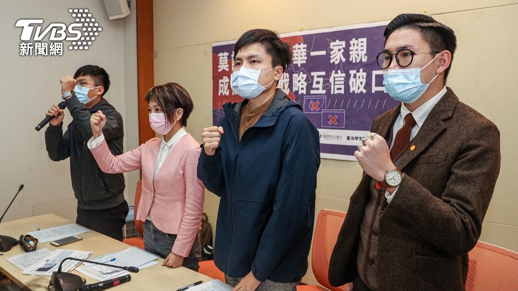 范雲（左2）與民團代表舉行記者會。（圖／中央社）