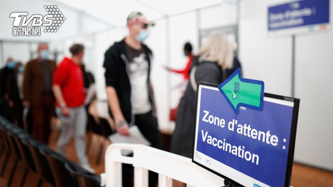 法國65歲以上民眾健康通行證規定增加，須打完疫苗追加劑。（圖／達志影像路透社） 法擴大健康通行證規定　65歲以上打3劑才能進餐廳