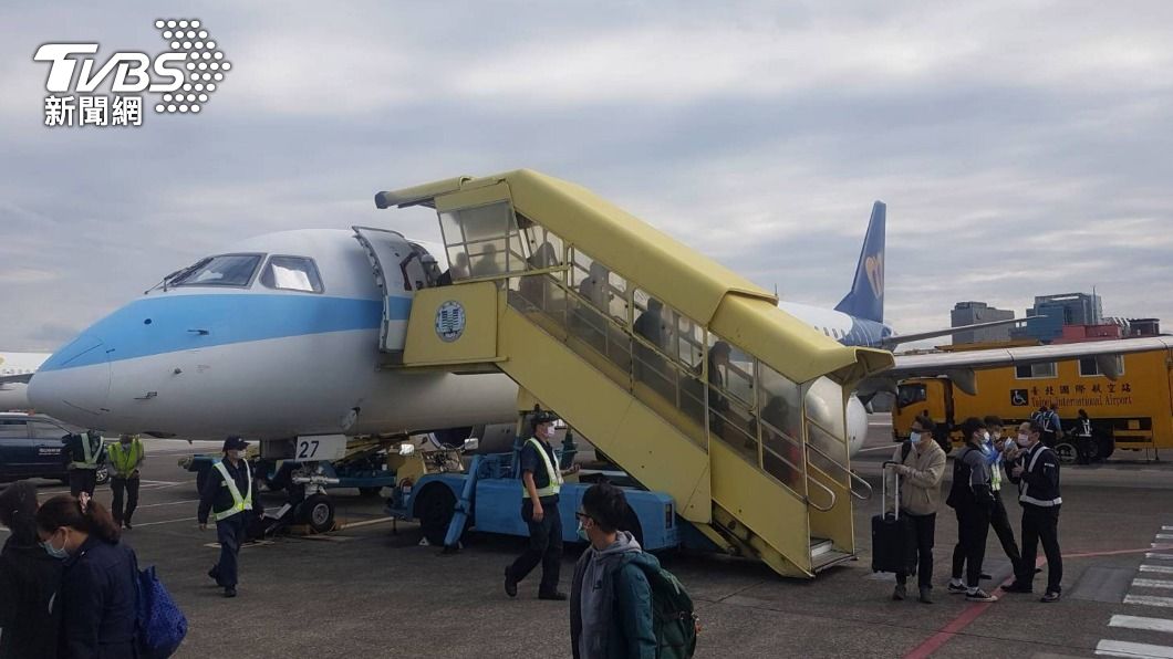 華信航空一架班機訊號異常折返，65名旅客換另一架同型飛機載運。（圖／中央社）