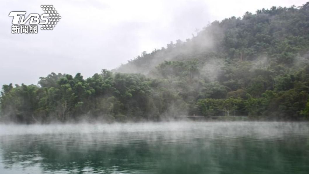 日月潭氣溫比湖水低，導致湖面滿是蒸騰霧氣，彷彿「冒煙的湖」。（圖／陳琪元提供）