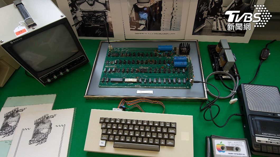 賈伯斯45年前親手組裝的初代蘋果電腦Apple-1，今美國拍賣會以40萬美元落槌。（圖／達志影像美聯社）