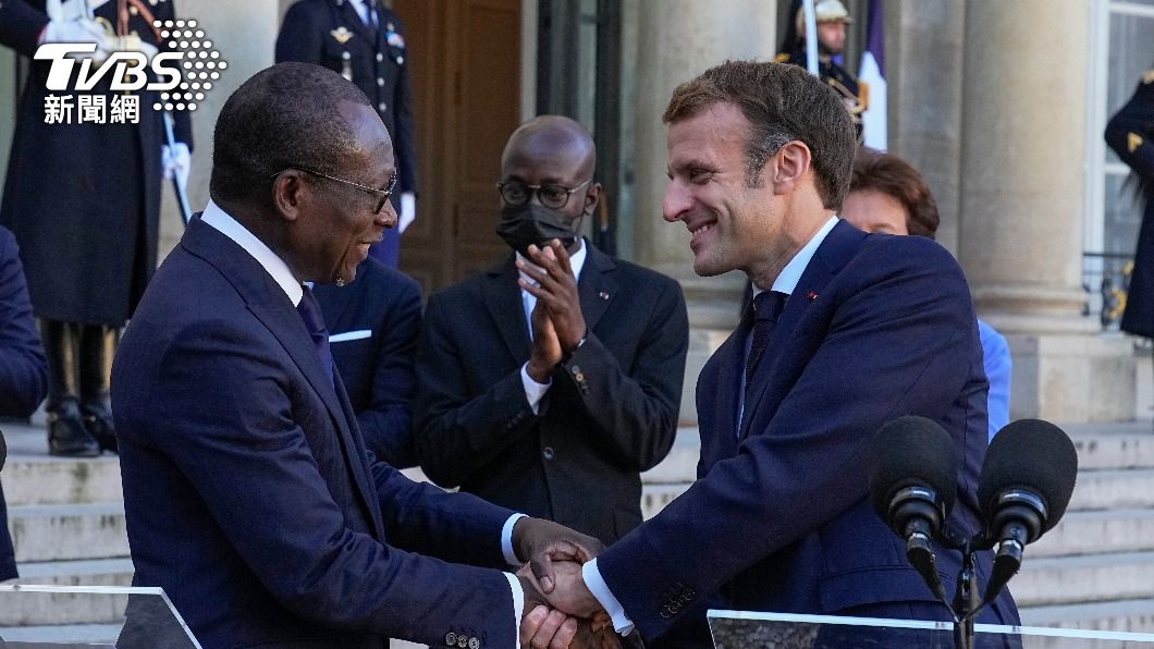 貝南總統塔隆（左）、法國總統馬克宏（右）開心握手致意。（圖／達志影像美聯社）