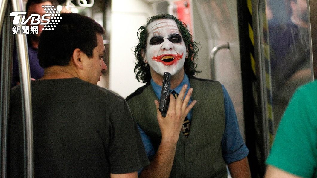 民眾在萬聖節當天裝扮成美國電影《小丑》中的角色。（圖／達志影像美聯社）