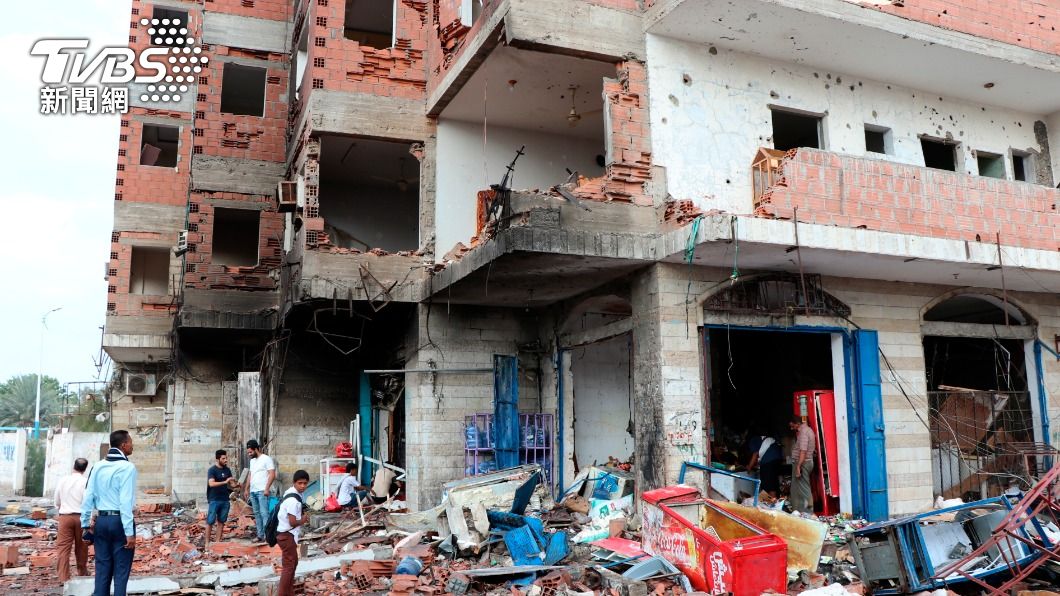 葉門臨時首都亞丁，上個月底曾發生爆炸攻擊，炸彈威力波及一旁的民宅。（圖／達志影像美聯社）  