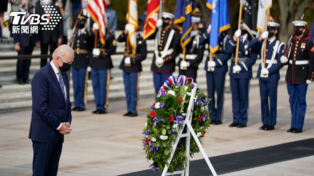 美總統拜登在無名戰士塚獻上花圈致意。（圖／達志影像美聯社）