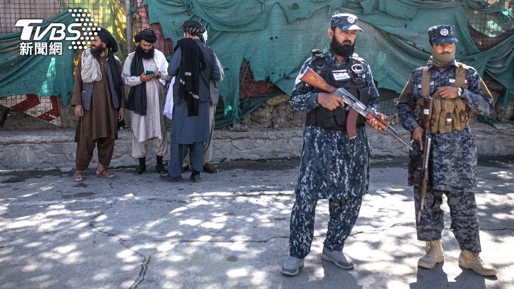 塔利班士兵持槍駐守街頭。（圖／達志影像美聯社）