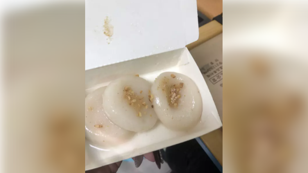 女網友點了外送「花生麻糬」，打開餐盒一看，花生粉超少，相當傻眼。（圖／翻攝自Dcard）