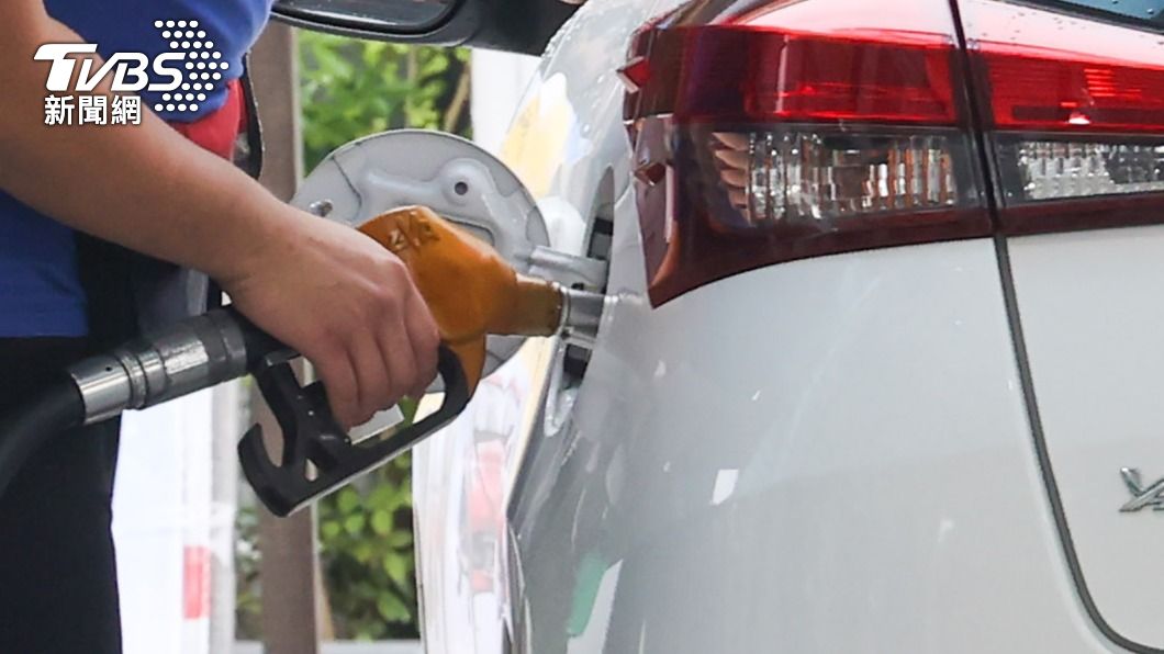 中油宣布12/1起汽柴油每公升降1.1元。（圖／TVBS） 降稅帶動降價！　中油宣布明起汽柴油每公升降1.1元