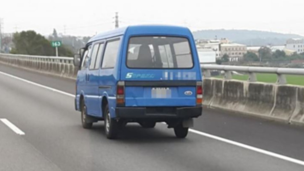 國道警察開著一輛藍色廂型車在高速公路抓違規。（圖／翻攝自國道公路警察局臉書）