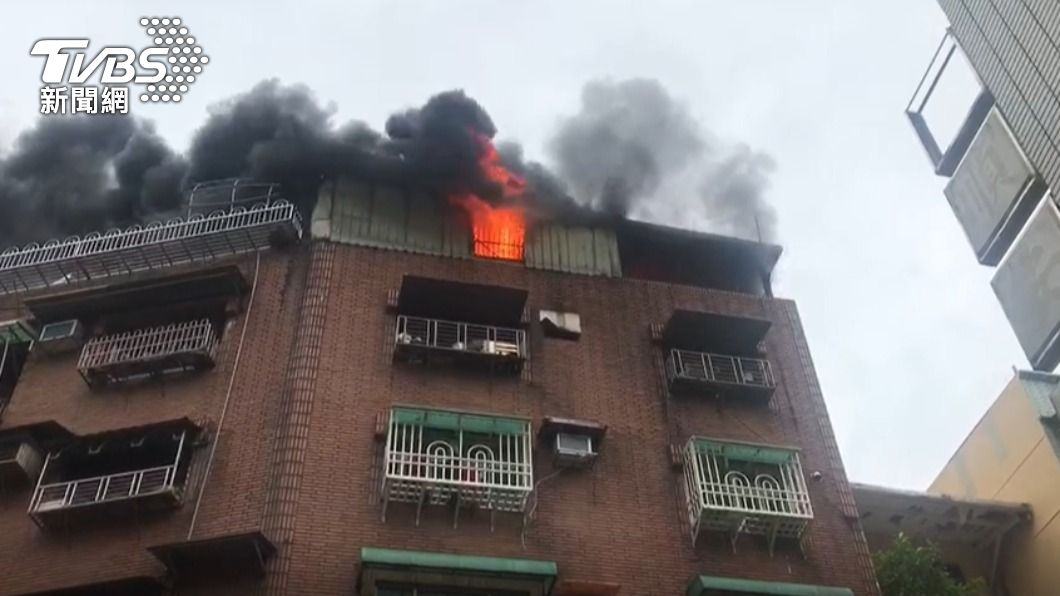 基隆市區頂樓加蓋起火。（圖／TVBS）