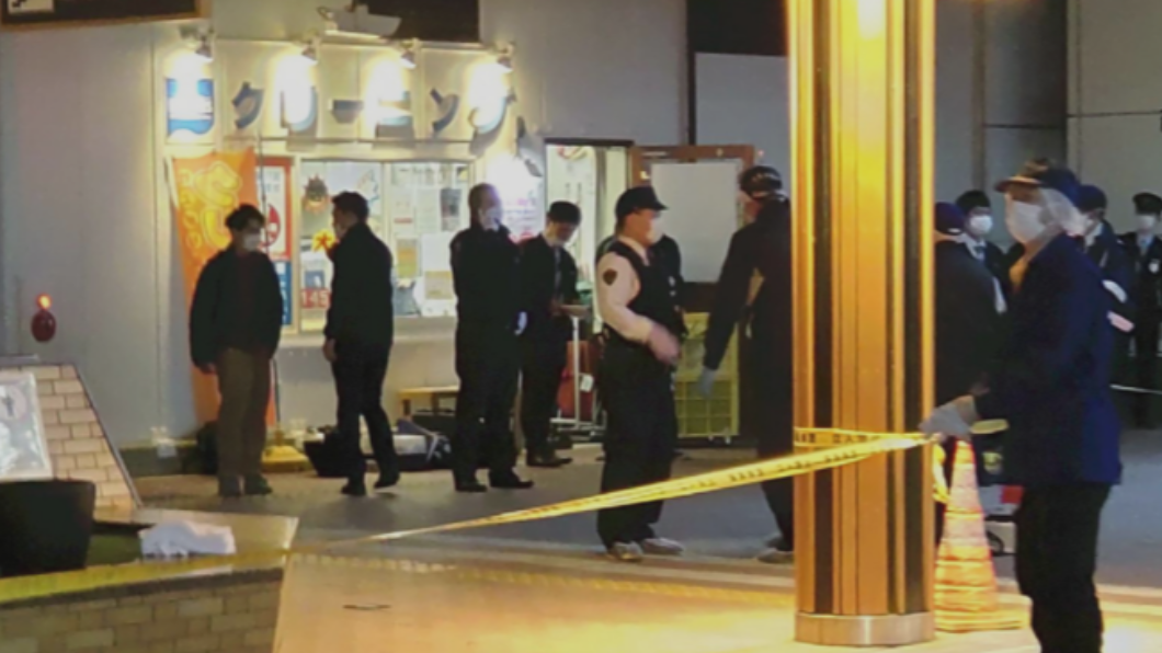 警方在事發的JR福島車站西口拉起封鎖線。（圖／翻攝福島民友新聞社）