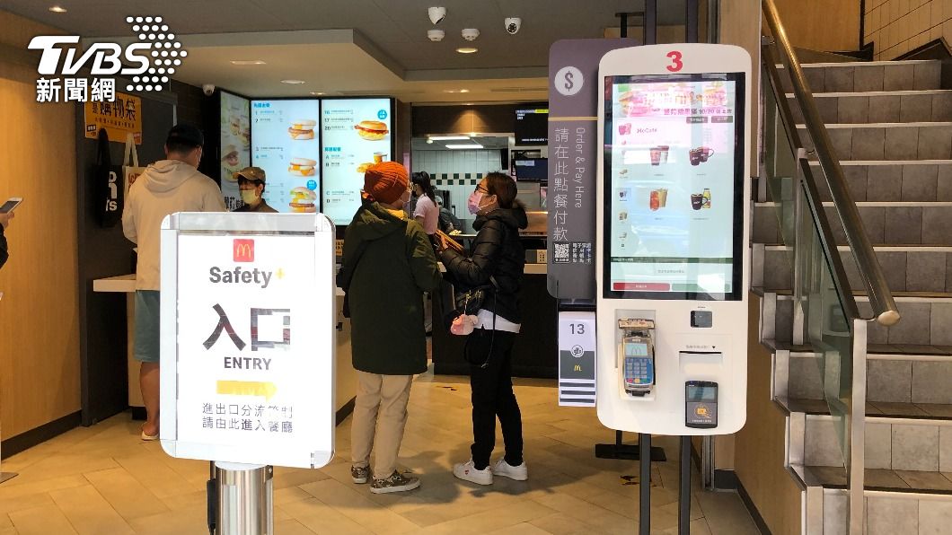 麥當勞門市有設置自助點餐機供顧客使用。（圖／TVBS）