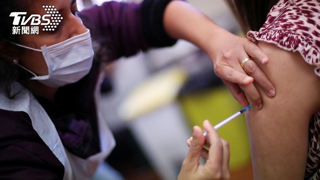 英國鼓勵民眾接種疫苗追加劑。（圖／達志影像路透社）