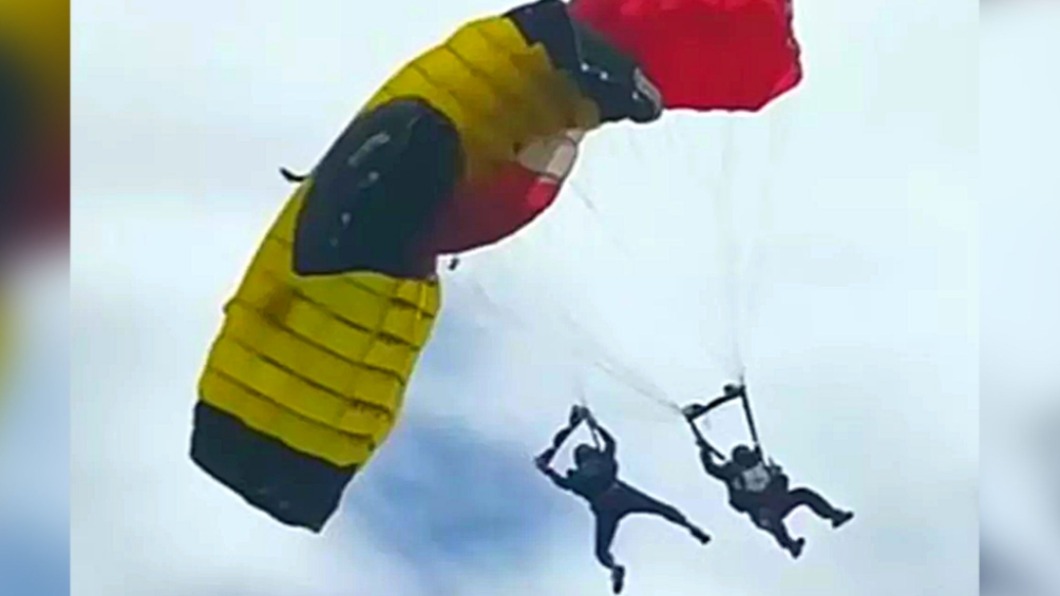 2傘兵空中相撞，驚悚畫面曝光。（圖／翻攝自@portaldoholanda推特）