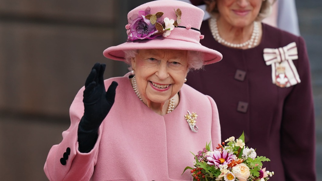 英國女王伊莉莎白二世因為背傷關係，臨時決定取消出席「國殤星期日」。（圖／擷取自The Royal Family臉書）