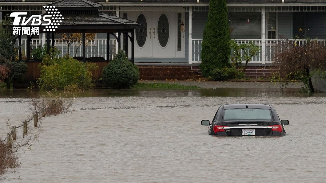 加拿大西部地區連日大雨，汽車全泡在水中。（圖／達志影像美聯社）